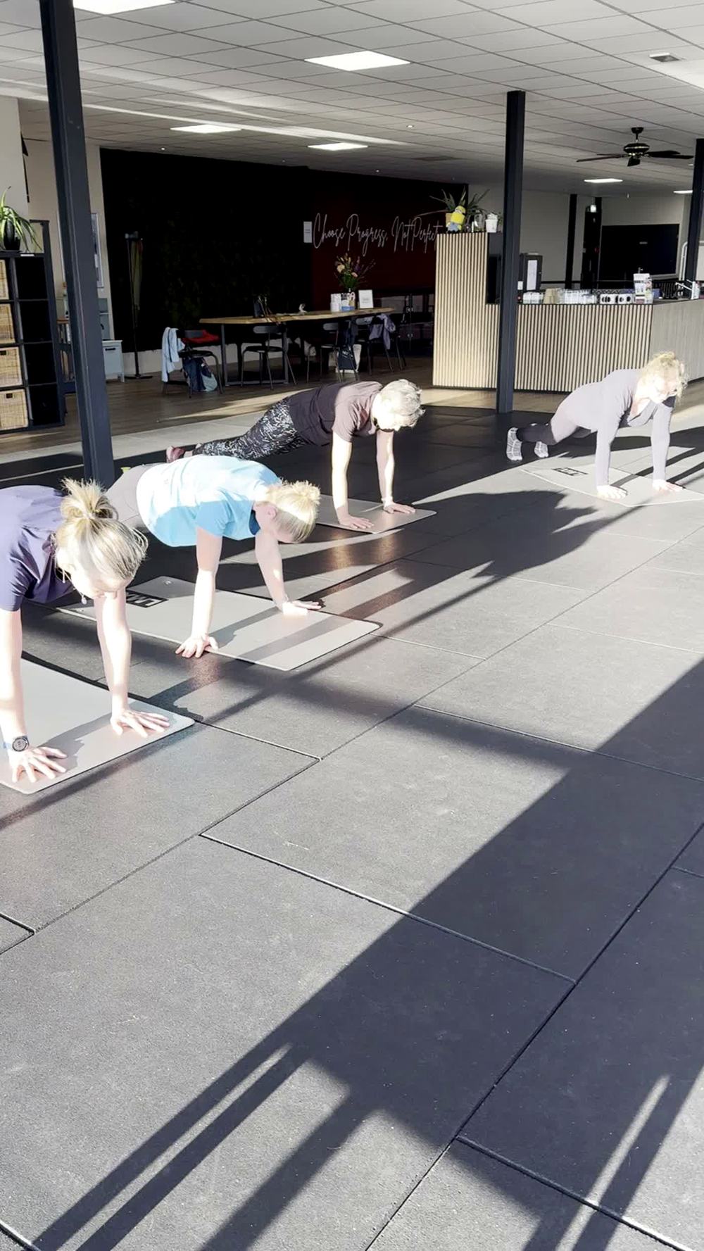 Groep vrouwen tijdens een les bij FIT Progression