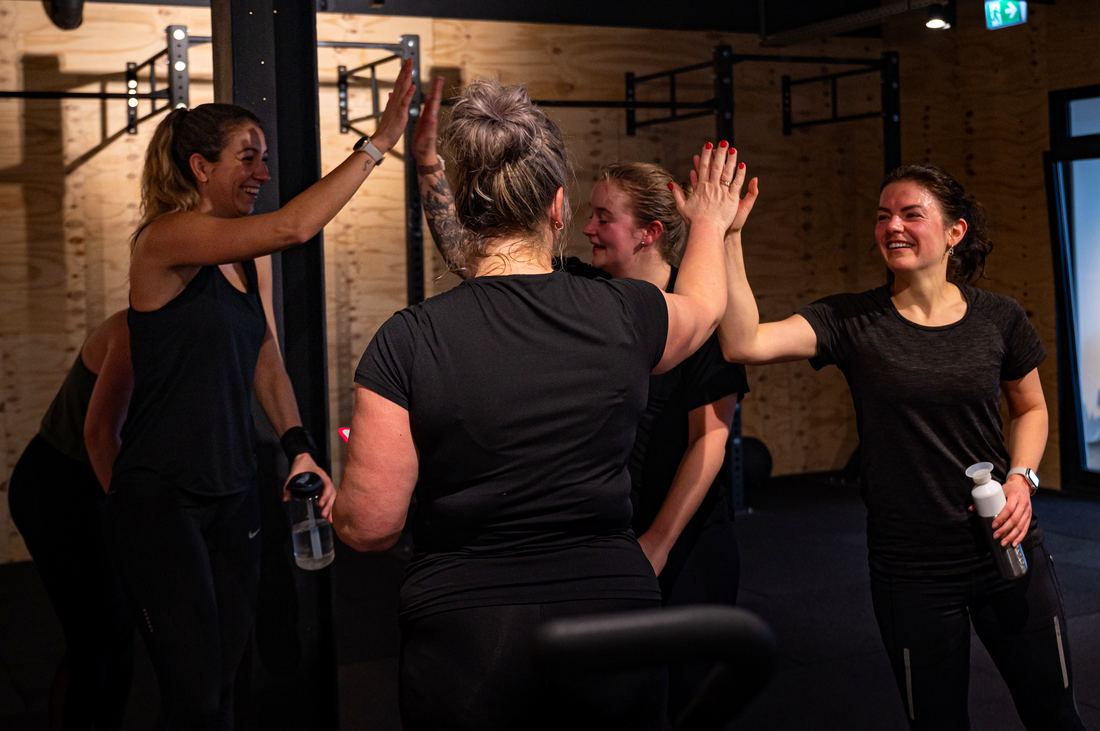 Leden vieren samen het einde van een les bij FIT Progression