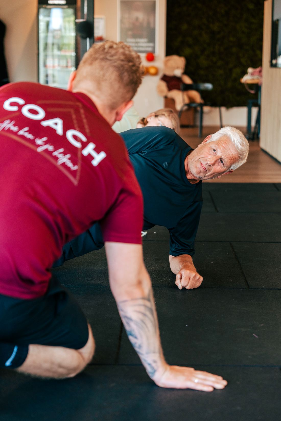 Coach traint samen met een deelnemer bij FIT Progression