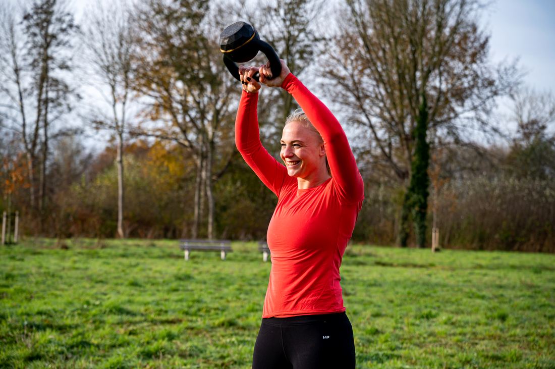 Energiek buiten trainen met een kettlebell bij FIT Progression