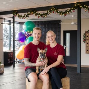 Jojanneke, Laurens en Barbell in de kerstversierde studio van FIT Progression